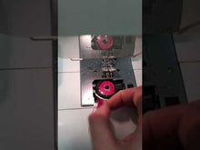 Încarcă și redă videoclipul în vizualizatorul Galerie, Masina de cusut Janome DC3050
